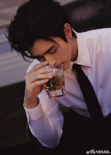 陈飞宇风格大变 谁懂啊！陈飞宇这次风格大变直接美到我心巴上！深邃眼眸配精致轮廓，