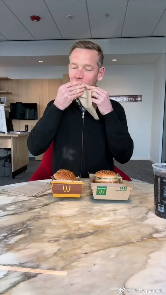 麦当劳CEO再被网友扒出“假吃”最近，麦当劳CEO克里斯·坎普斯基因为不爱吃自家