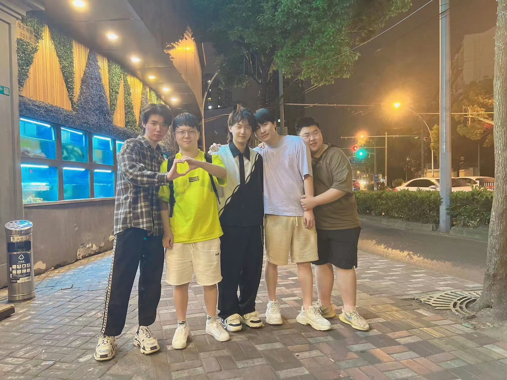 这是我的原生家庭呀，是我的爸爸妈妈叔叔弟弟哥哥呀，是我们狼狼的功勋选手呀，是狼队