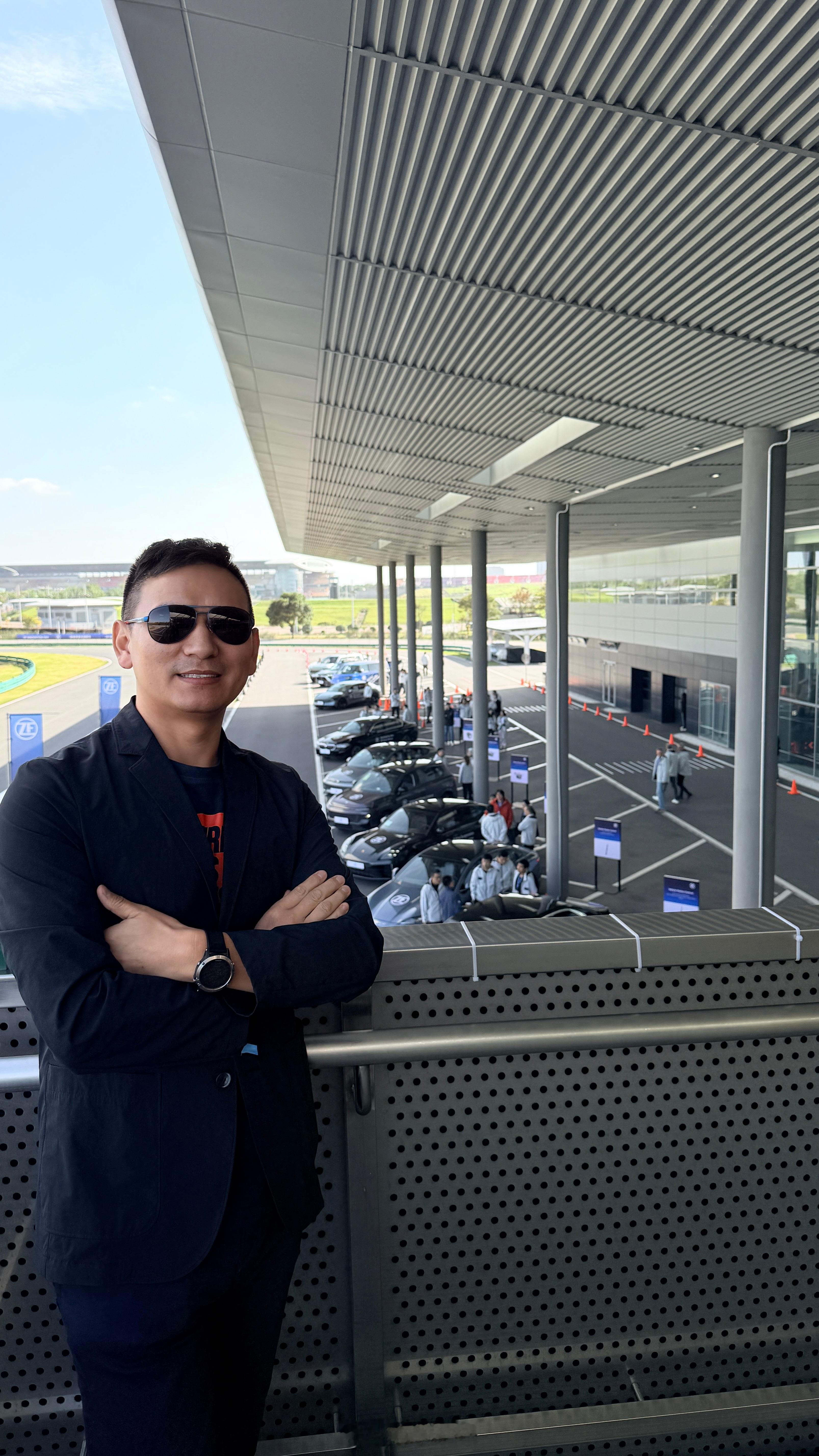 自信就是大大方方献丑。你不能只在赢的时候才自信，那不是自信，是对结果的复读。光明