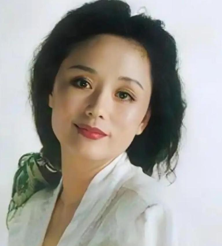 1979年，饰演潘金莲的廖学秋因为拍戏，和老公分别了六个月，她归心似箭，往家赶，