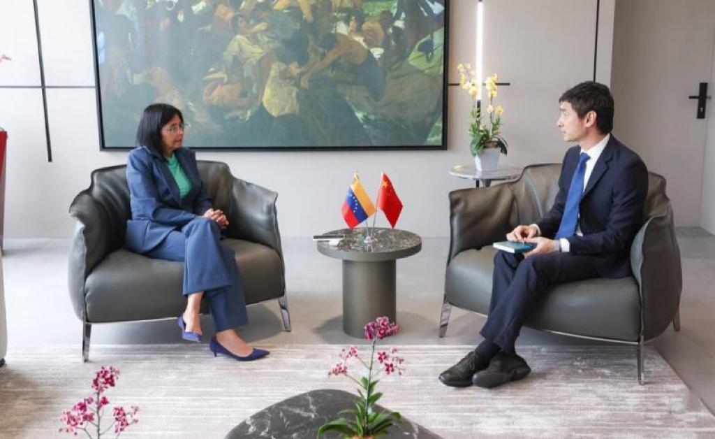 联合早报1月9日报道：“委内瑞拉代总统罗德里格斯星期四（1月8日）会见中国驻委内