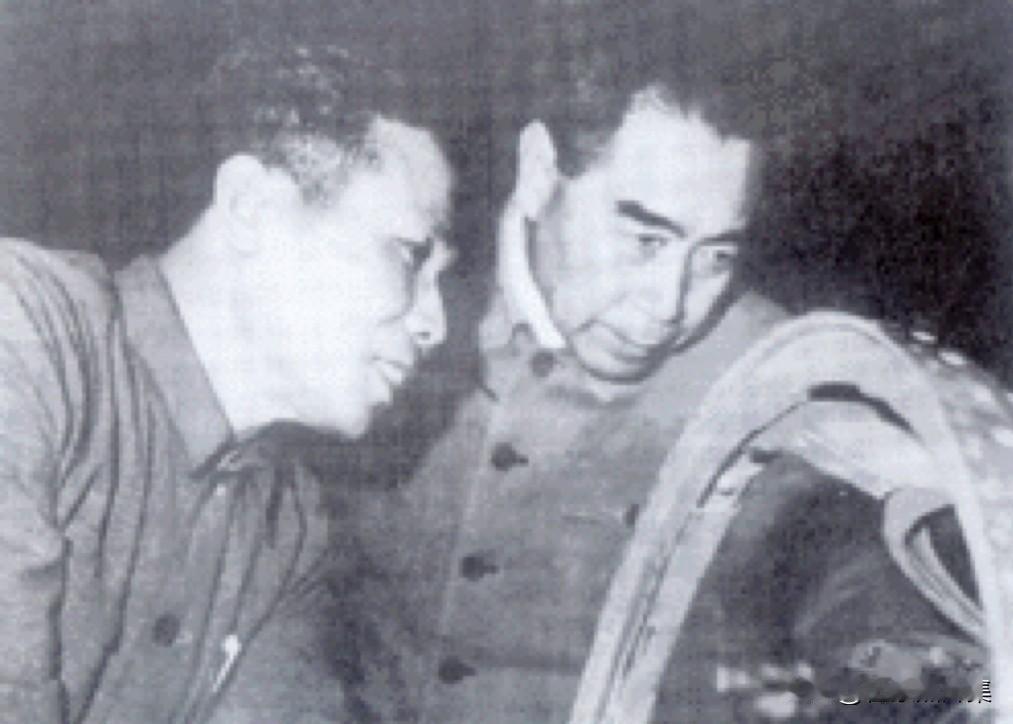 1958年7月，周恩来总理参观国防部举办的“八一”献礼展览会，认真了解国产飞机的