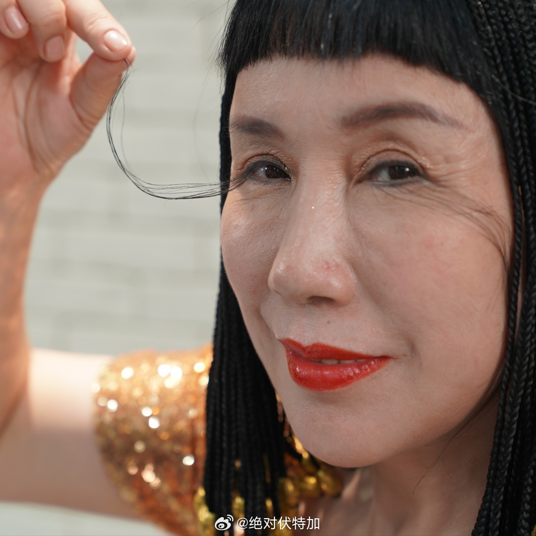 睫毛最长的吉尼斯世界纪录事来自江苏常州的尤建霞。她2016年就因眼睫毛长12.4