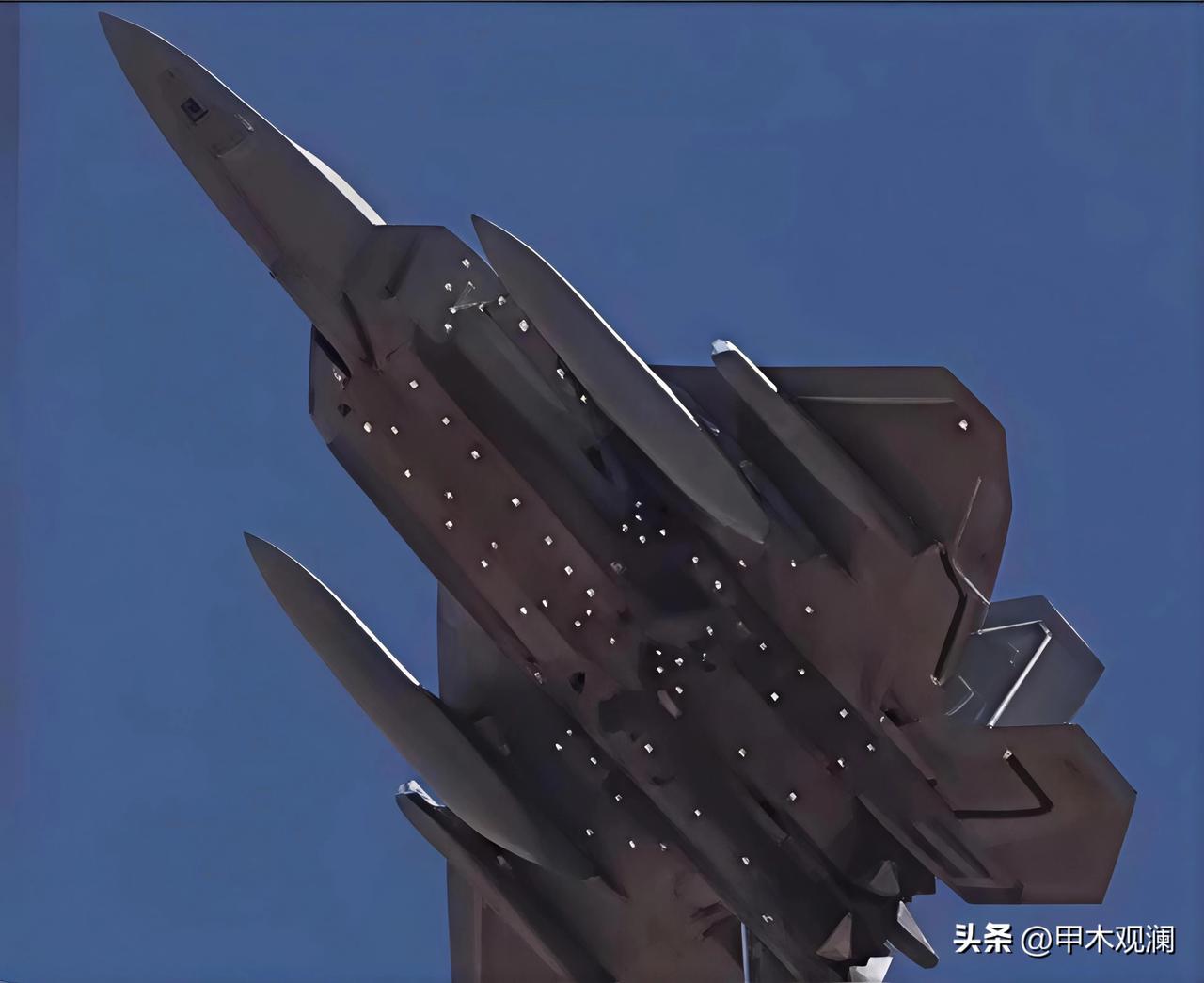 美国军工脑洞大开，给F22加上副油箱，硬是把世界第一款五代机改成4.5代机。
只