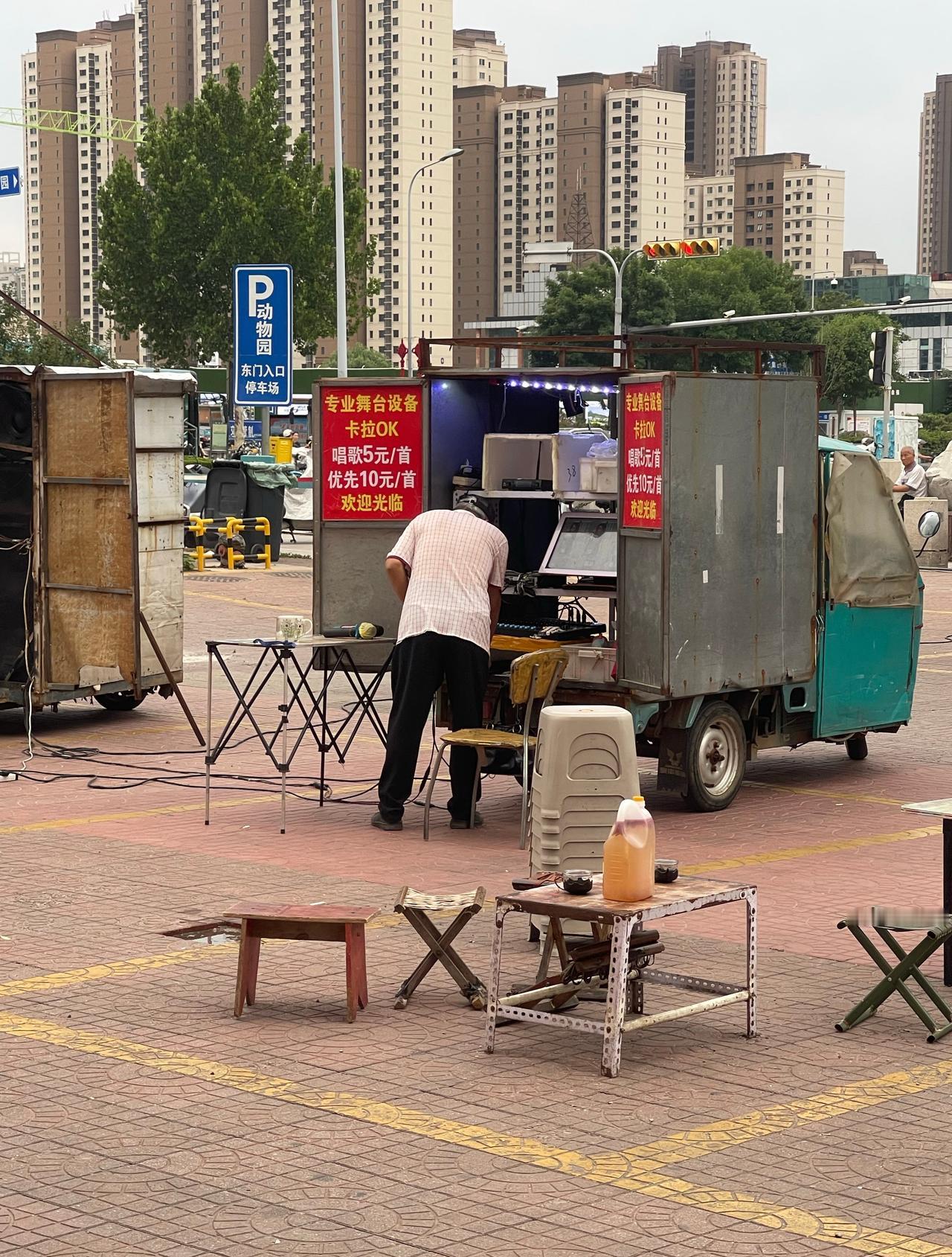 以前不懂张雪峰
现在懂了张老师 

我们在肯德基等蛋挞 
济南动物园旁边唱歌的老