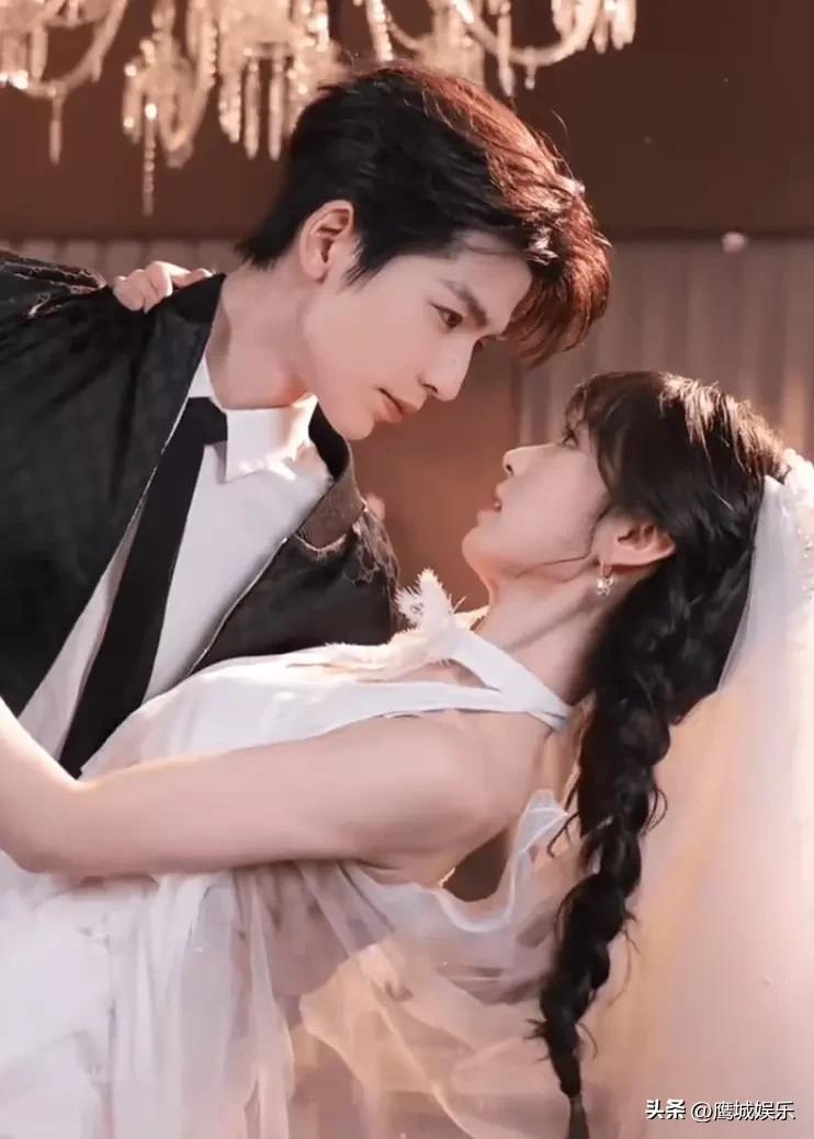 张凌赫田曦薇婚纱大片糖分超标！人形挂件式营业苏感爆棚
 
张凌赫和田曦薇这波婚纱