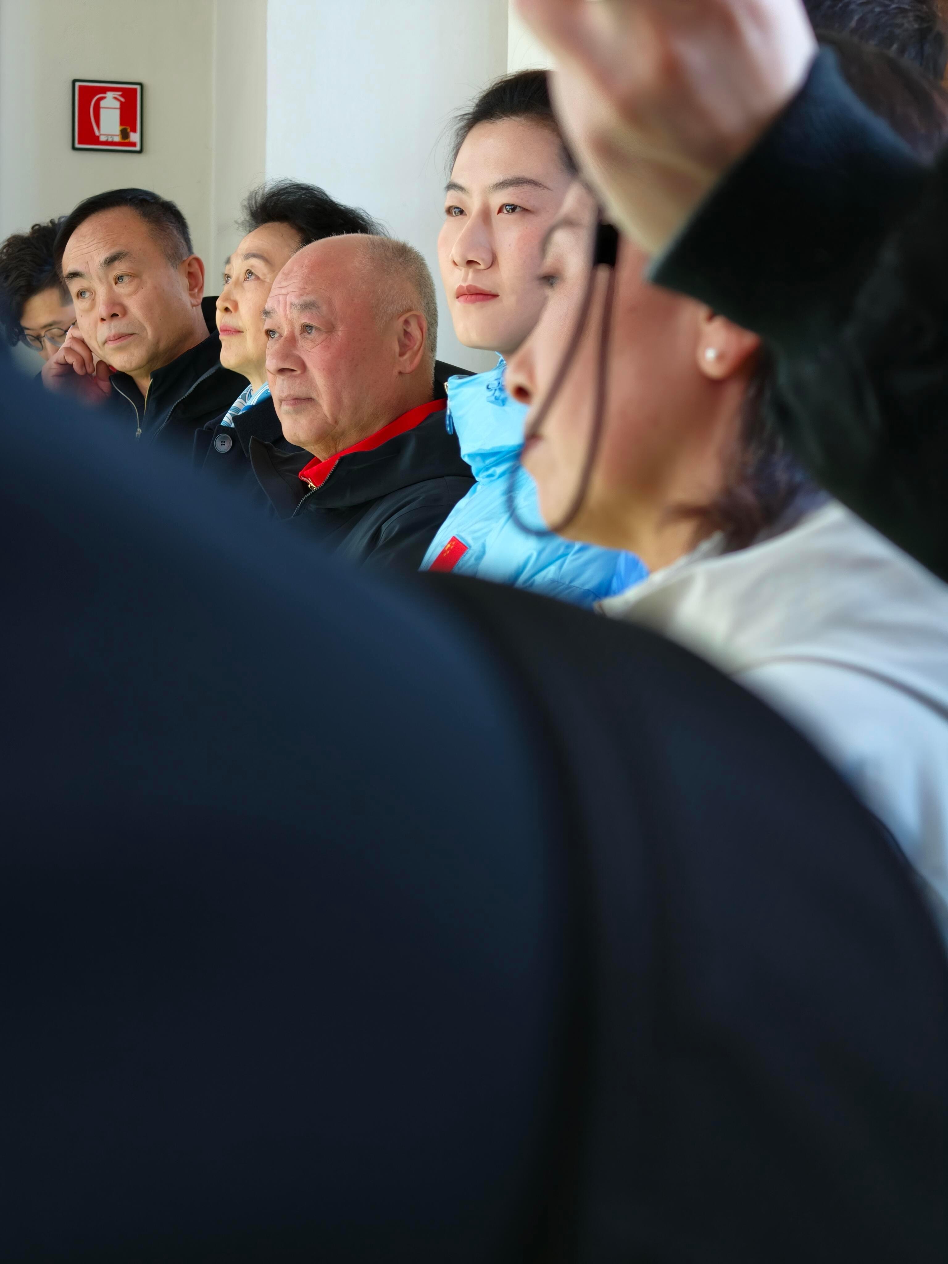 丁宁许昕用冰球棍颠乒乓球国乒选手跨界玩出新花样，用冰球棍颠球也超稳，这手感和控制