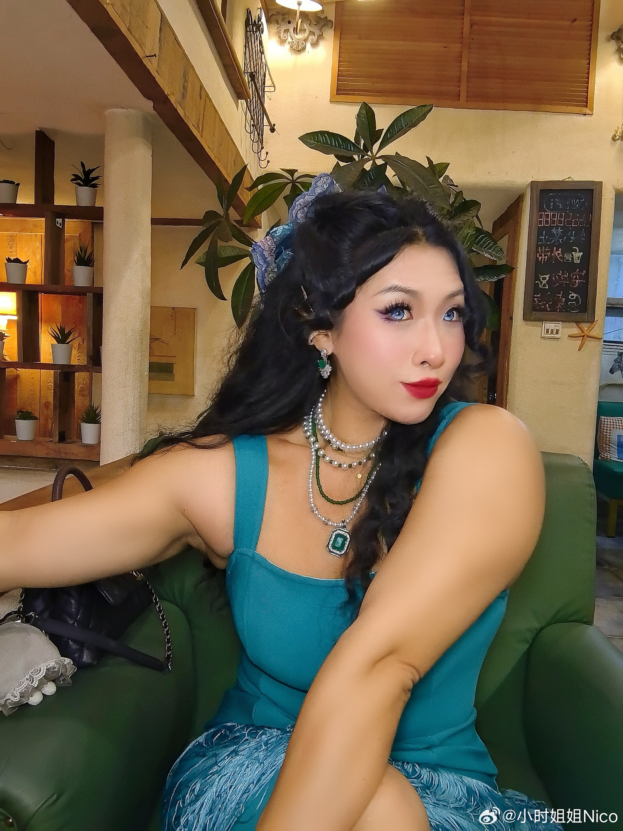 我依旧向命运展示我的单薄、柔美与傻气，但靠近我，就能感知到我雁过留痕的锋利和理解