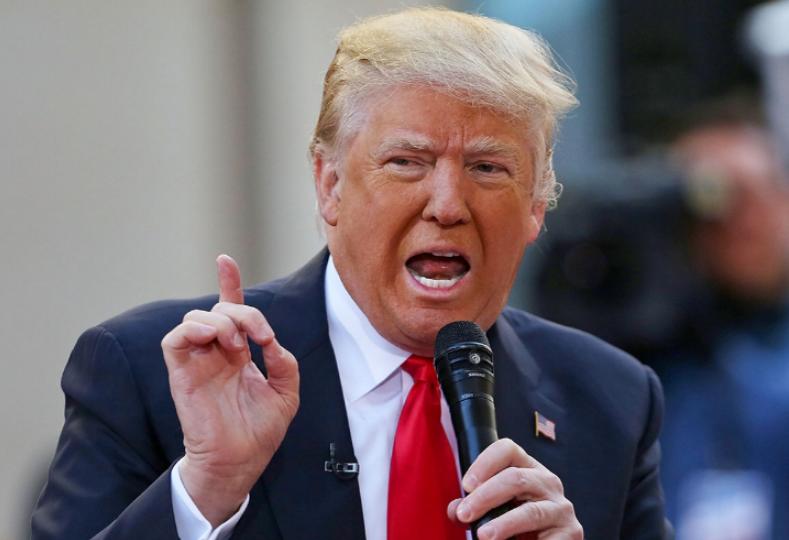 一向硬气的特朗普，竟然罕见地向美联储服软了！
正值美联储议息会议前的关键时刻，特