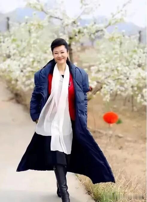 这一位女歌手越老越有魅力，马上要60岁了，还是那么的迷人。她曾经唱过《纤夫的爱》