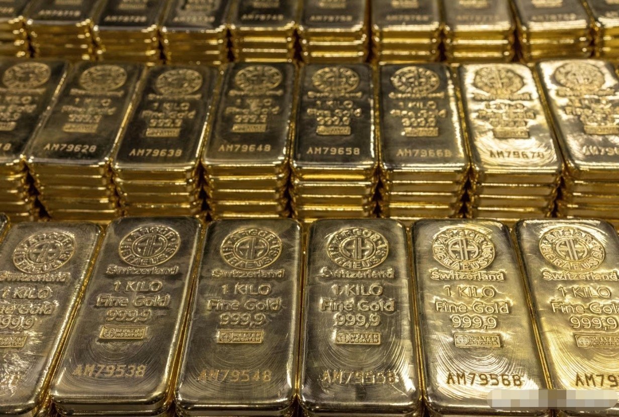 昨日（4月21日），黄金遭遇重挫，从4830一线大幅下挫至4672附近，日线收阴