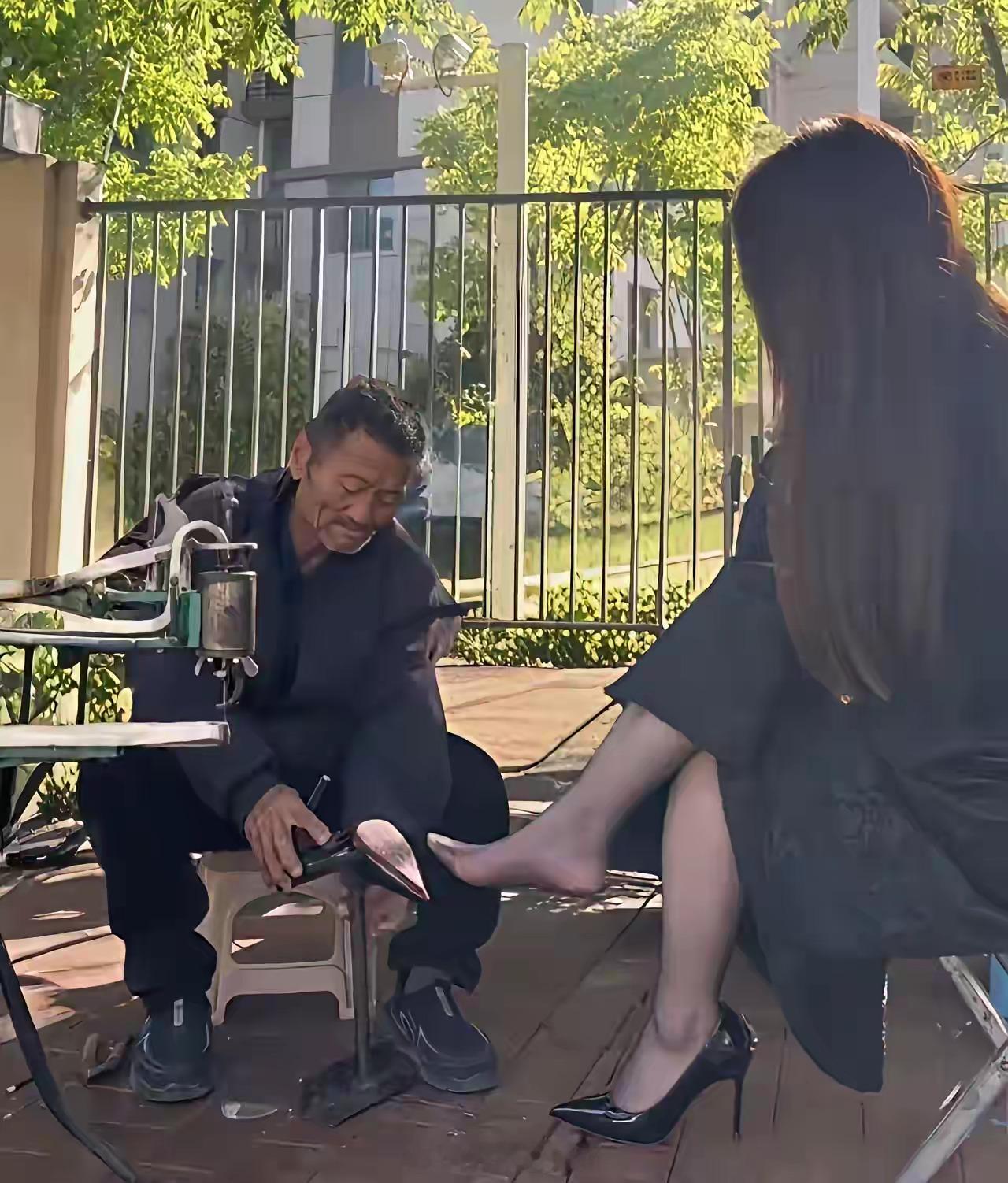 还有人修高跟鞋？深圳从没见过。