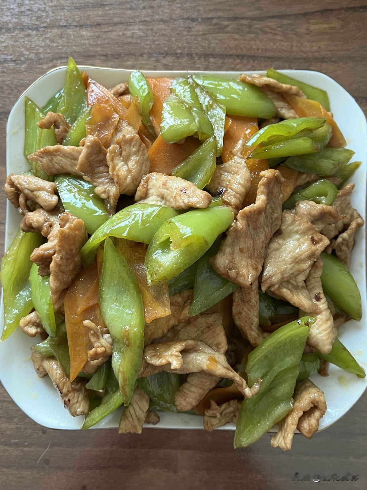 好友们晚上好！周二快乐，晚餐香香！今天的晚餐：
辣椒胡萝卜炒肉
红烧羊肉
松花蛋