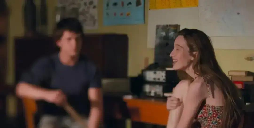 那个在《美丽的凯特》里指尖抠沙漠砾石的女孩，14年后拿起导筒，把童年阴影拍成了反