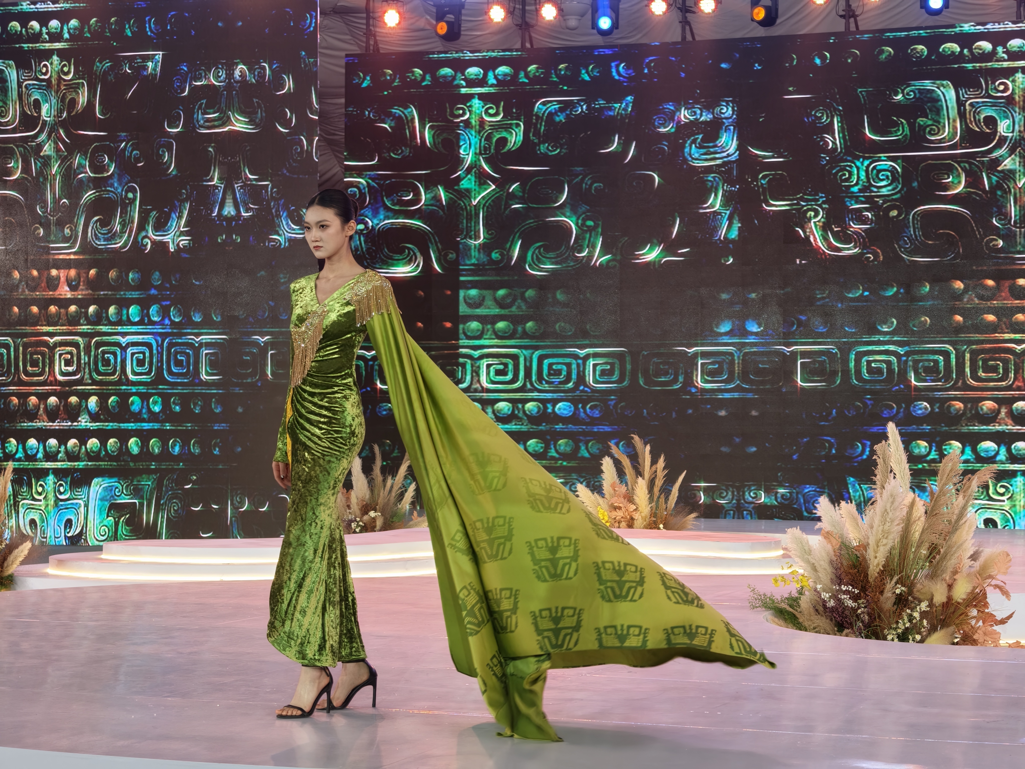 郑州考古学术赋能文创新风潮设计师从郑州商城的青铜纹样、金覆面和甲骨文中汲取灵感，