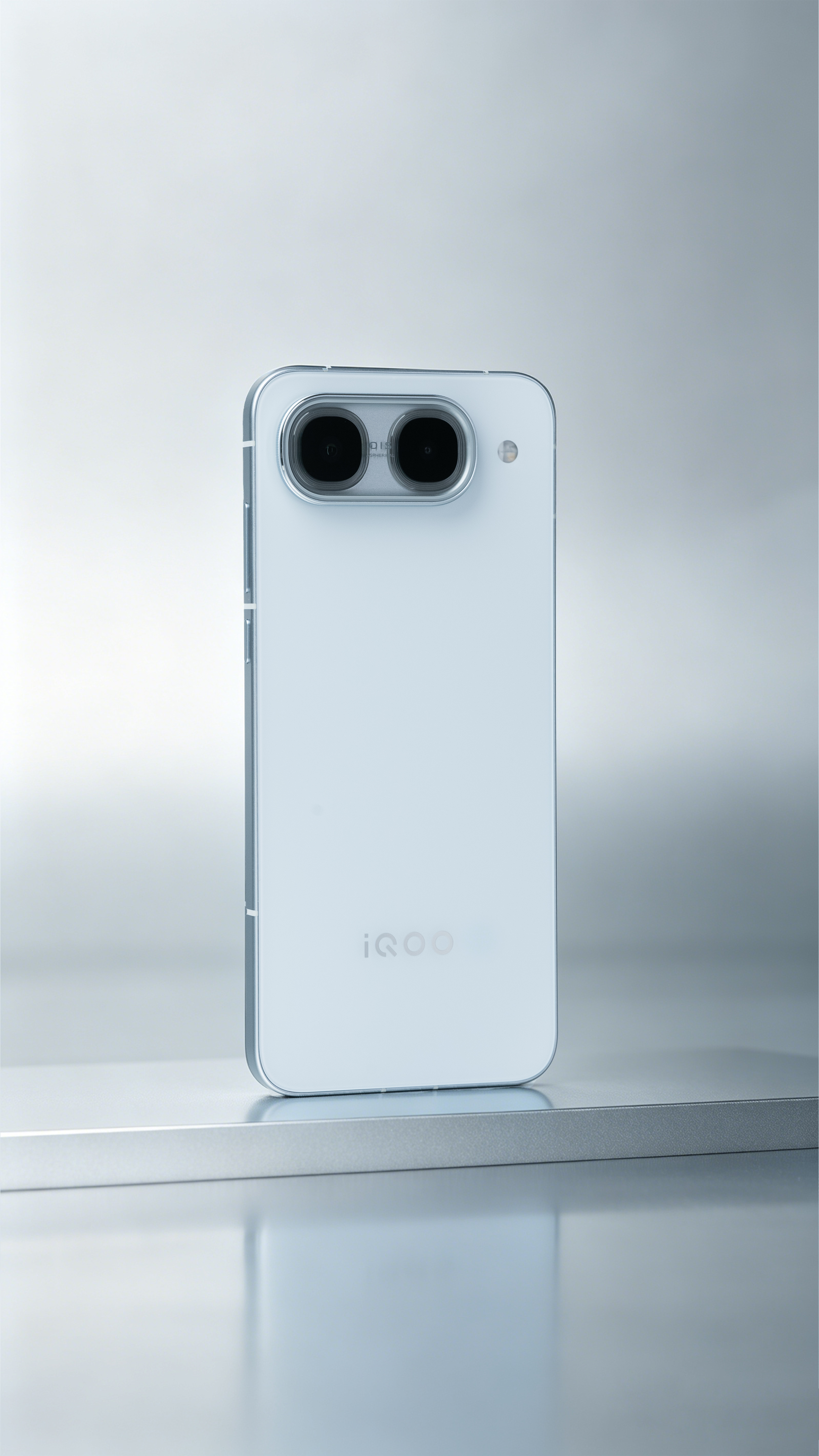 iQOO Neo11 至尊版驰光白图赏！这配色确实很戳我，驰光白实机比想象中更有