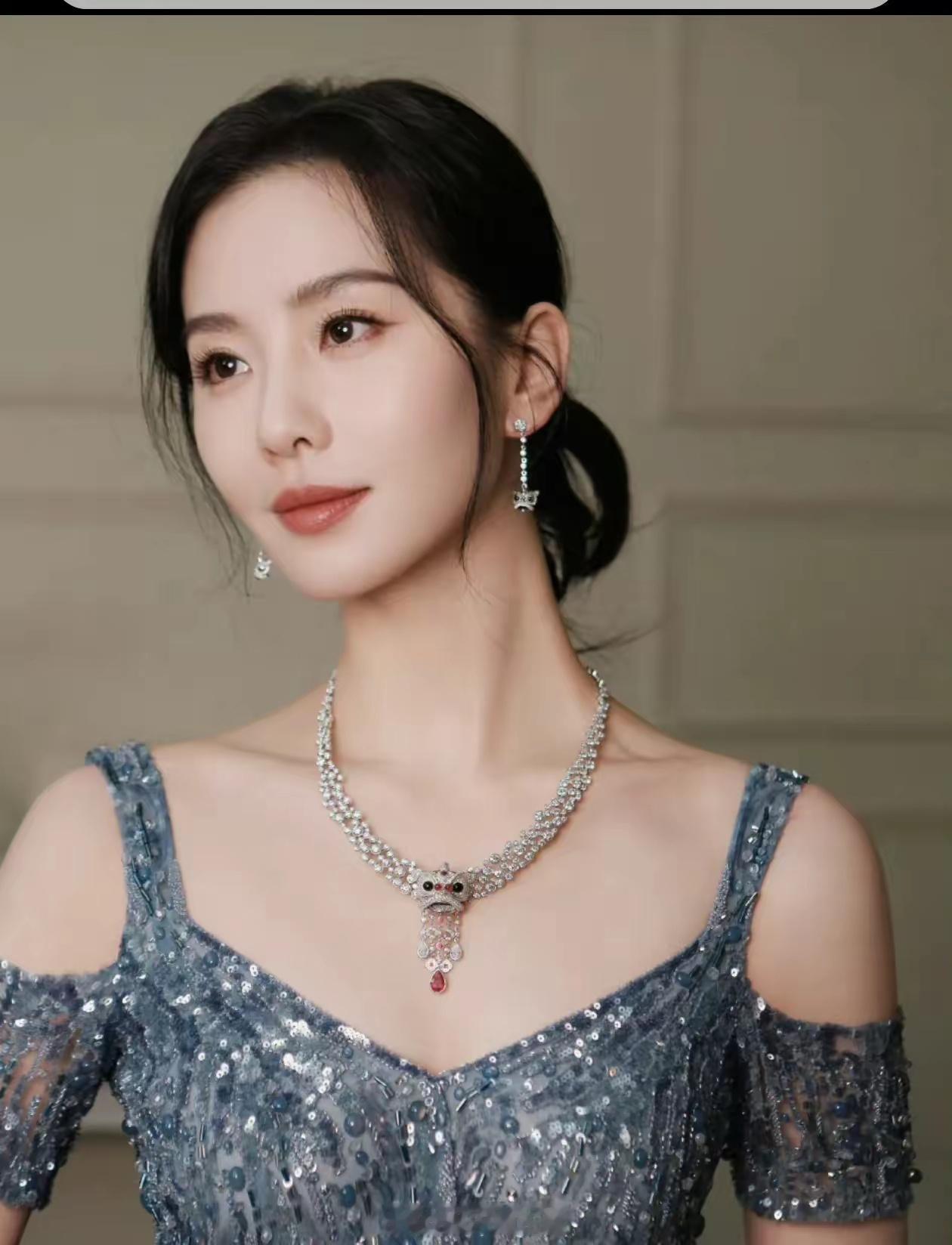 中国公认的十大明星女神1. 杨幂​2. 赵丽颖​3. 唐嫣​4. 刘亦菲​5. 
