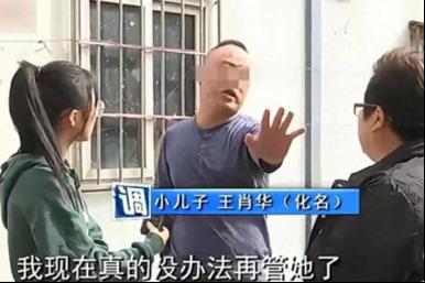 断臂男子独自赡养父母20年，为还外债卖掉老房子，谁知母亲偷偷给国外的3个儿女打电