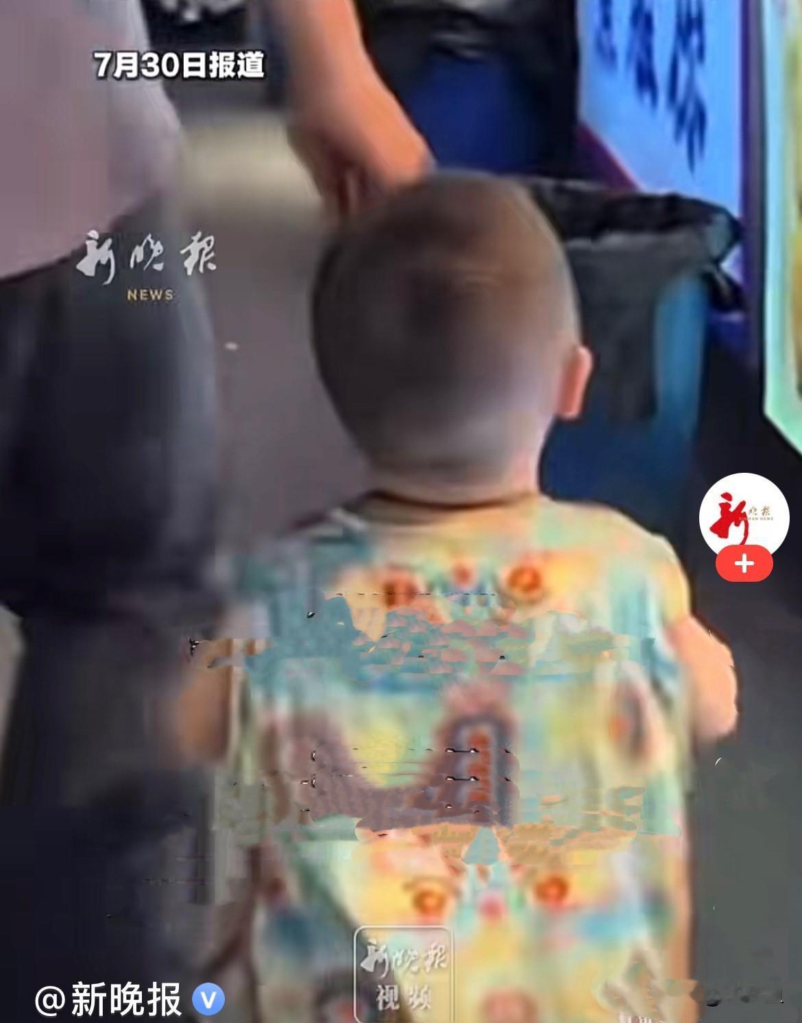 近日，河南步行街一位宝妈带着孩子在步行街游玩、散步，人流量特别大、人挤人，前面一