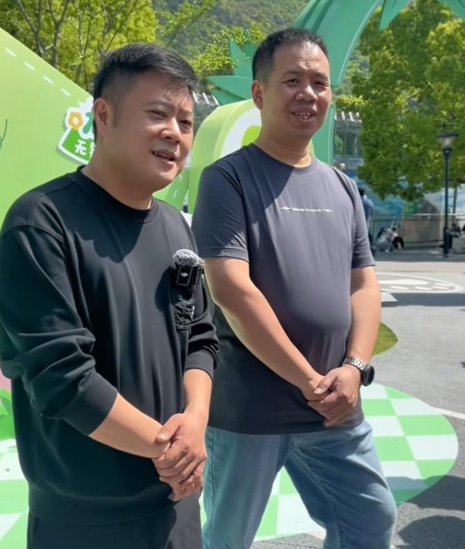 三妹儿的墩墩外公到无锡动物园出差，几个月不见，瘦了许多，脸越来越有棱角了，小肚子