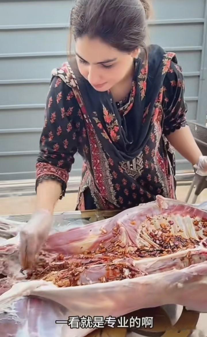 一场热热闹闹的烤全羊聚会，原本满怀期待着一顿丰盛的大餐，但是中间差点就翻车了。