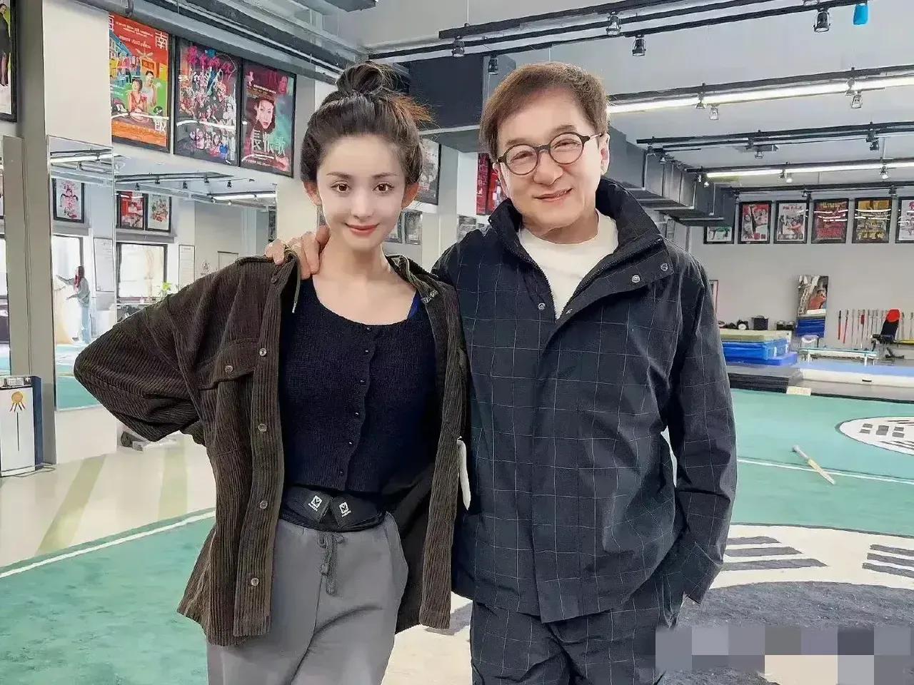 娜扎说从成龙爷爷身上学到很多很多……
不知道成龙爷爷言传身教了她什么行业秘笈？还