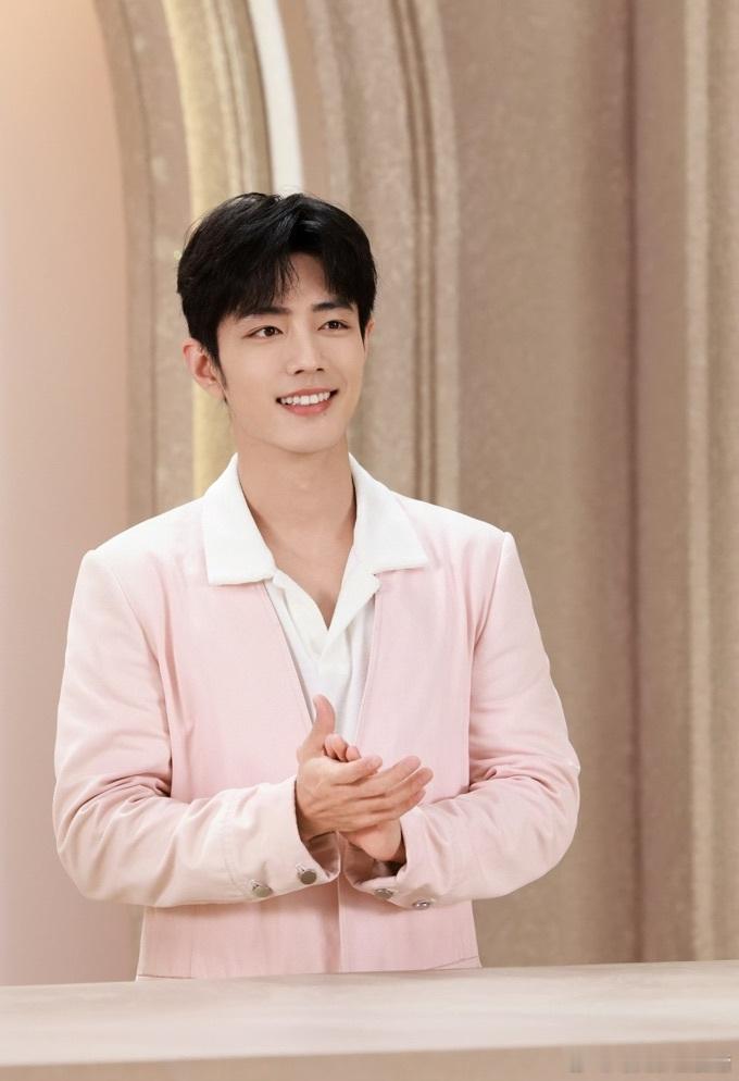 #肖战花神降临# 肖战这身粉色西装➕白色衬衫也太温柔优雅了，奢华贵公子氛围感好强