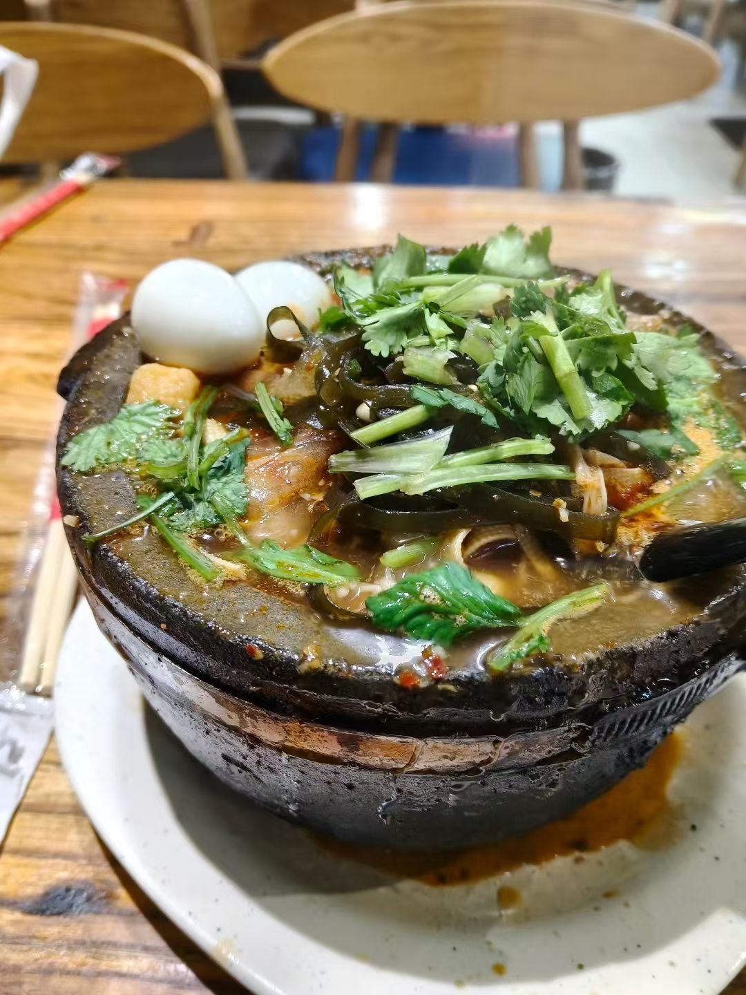 许昌的砂锅麻辣烫，那可真是一绝！就说食材，新鲜得没话说。每次去吃，蔬菜都水灵灵的