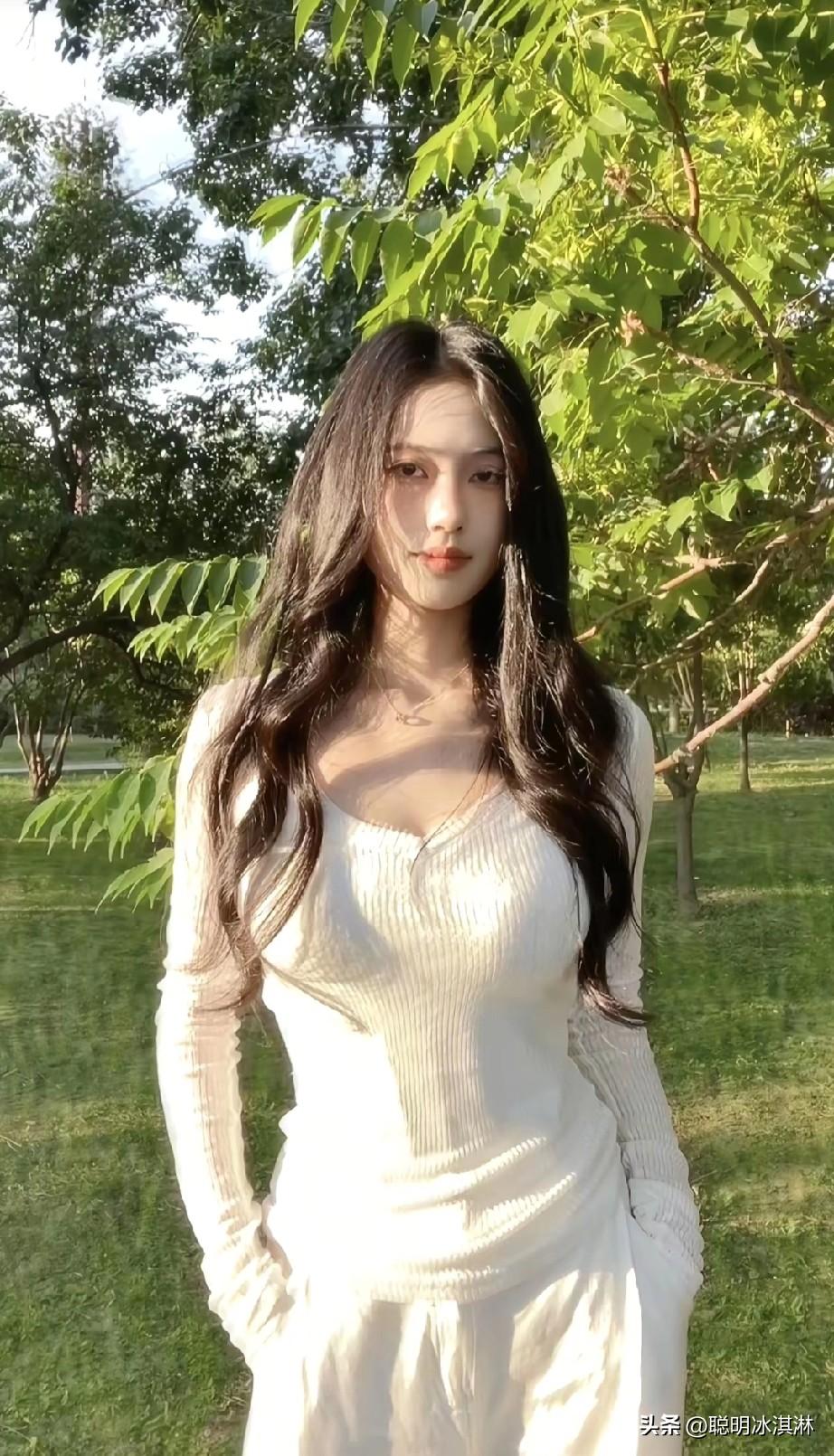 夏日清新穿搭，白色针织裙搭配自然绿意，温柔迷人。