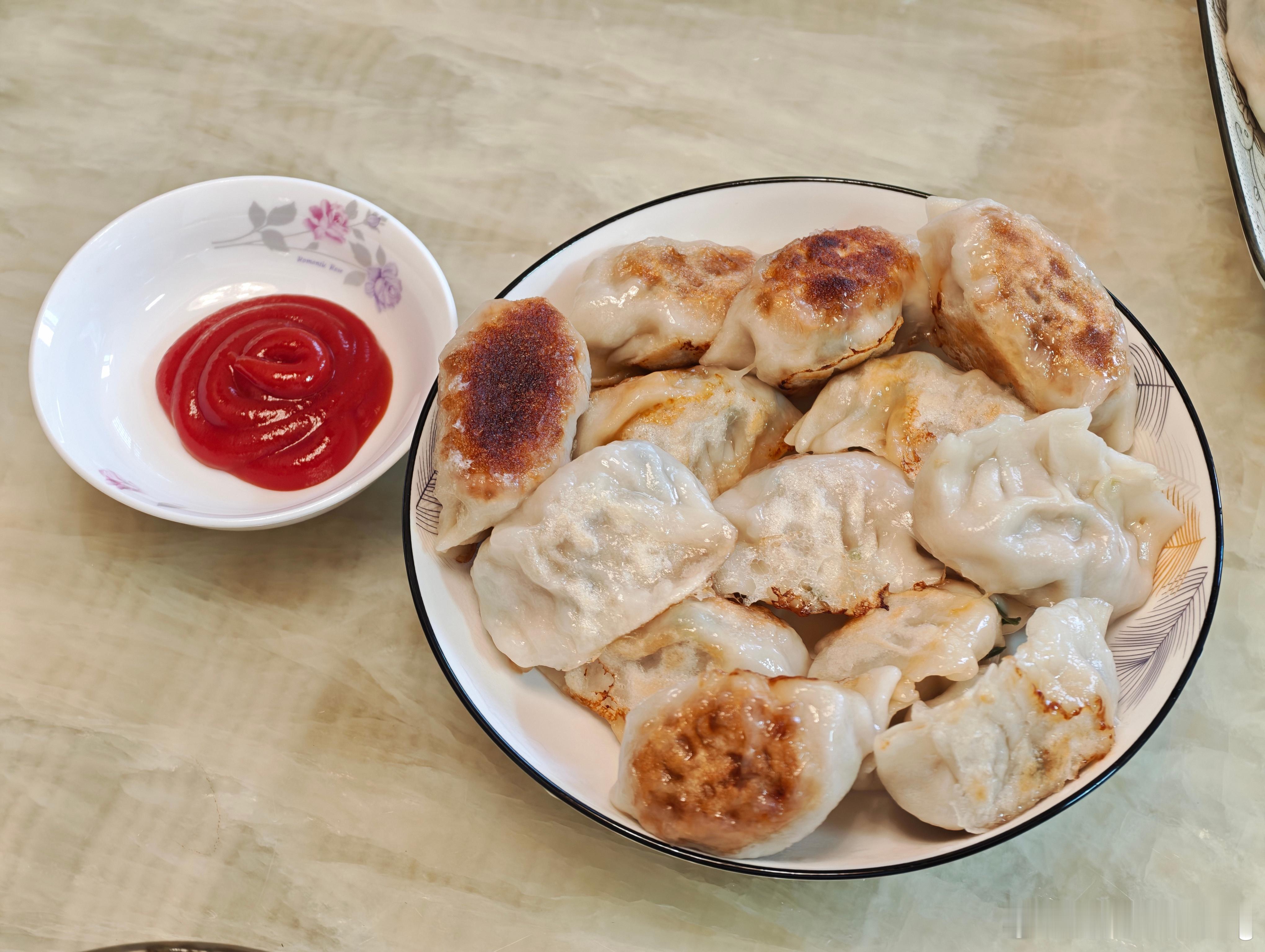 今天吃饺子配番茄酱，大家家里吃饺子都蘸什么