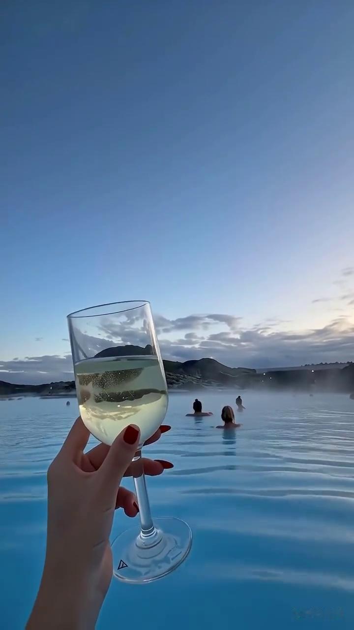 这杯酒真配得上这一刻，泡着温泉，喝着酒，简直像在做梦。这世界偶尔也需要慢下来。