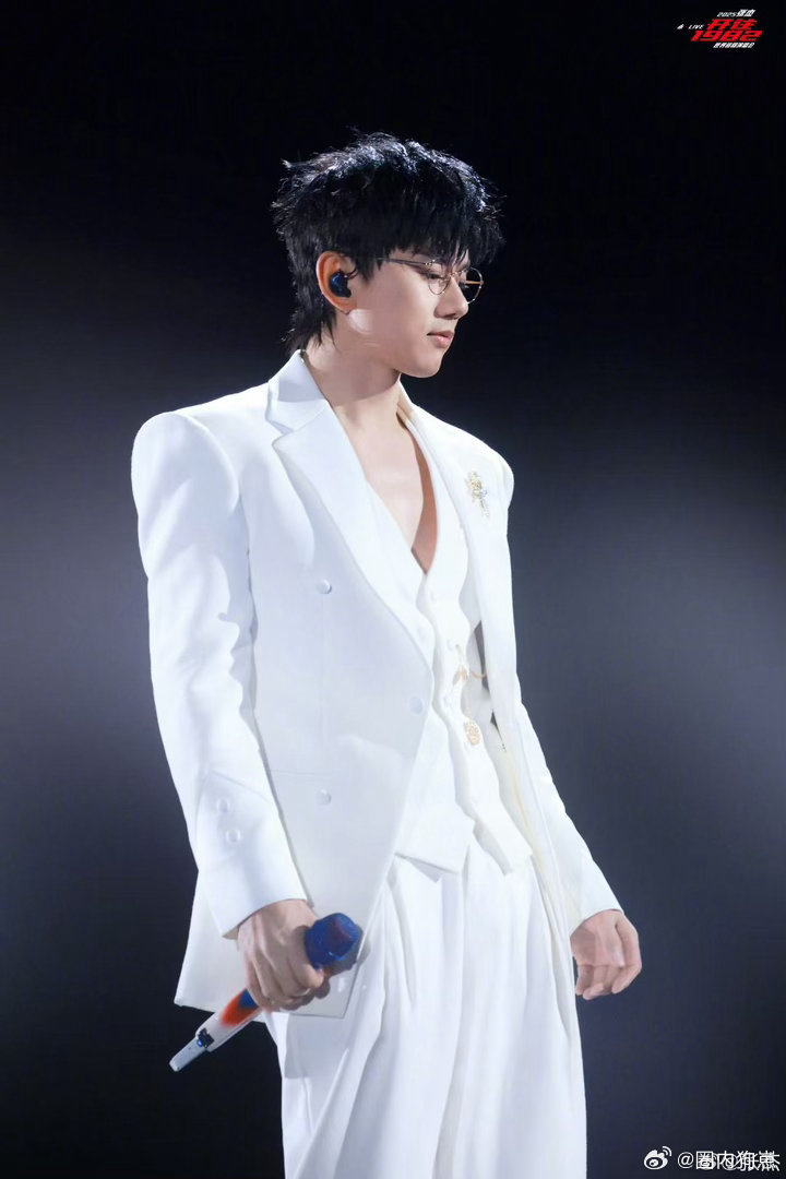 张杰这个剑心听得我想去少林寺了 这首歌的江湖味太正了，张杰唱出了那种快意恩仇的洒