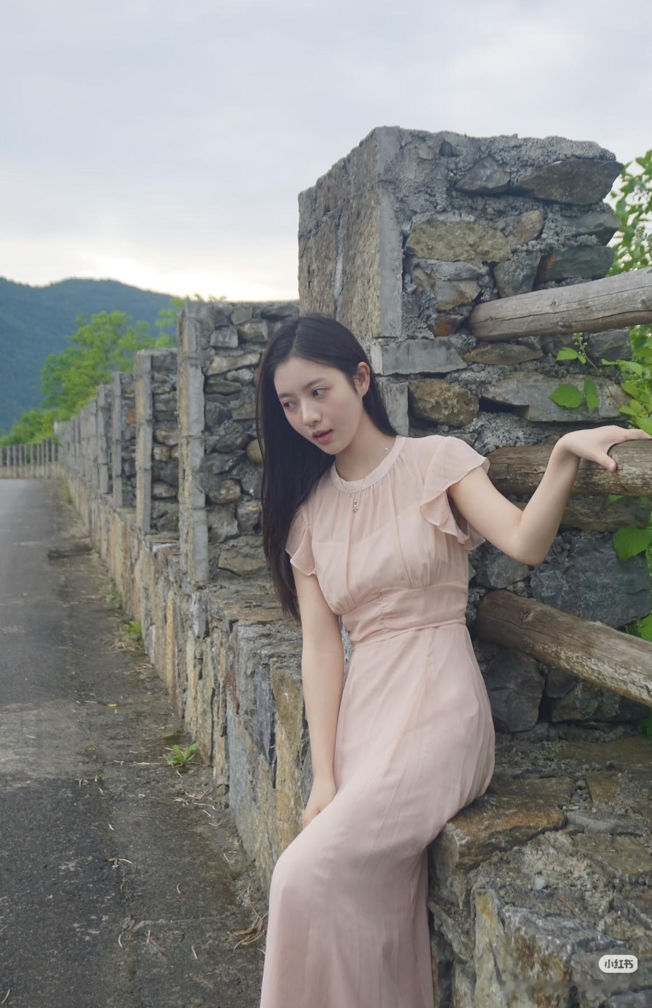 石径斜阳下，美人倚石墙。
