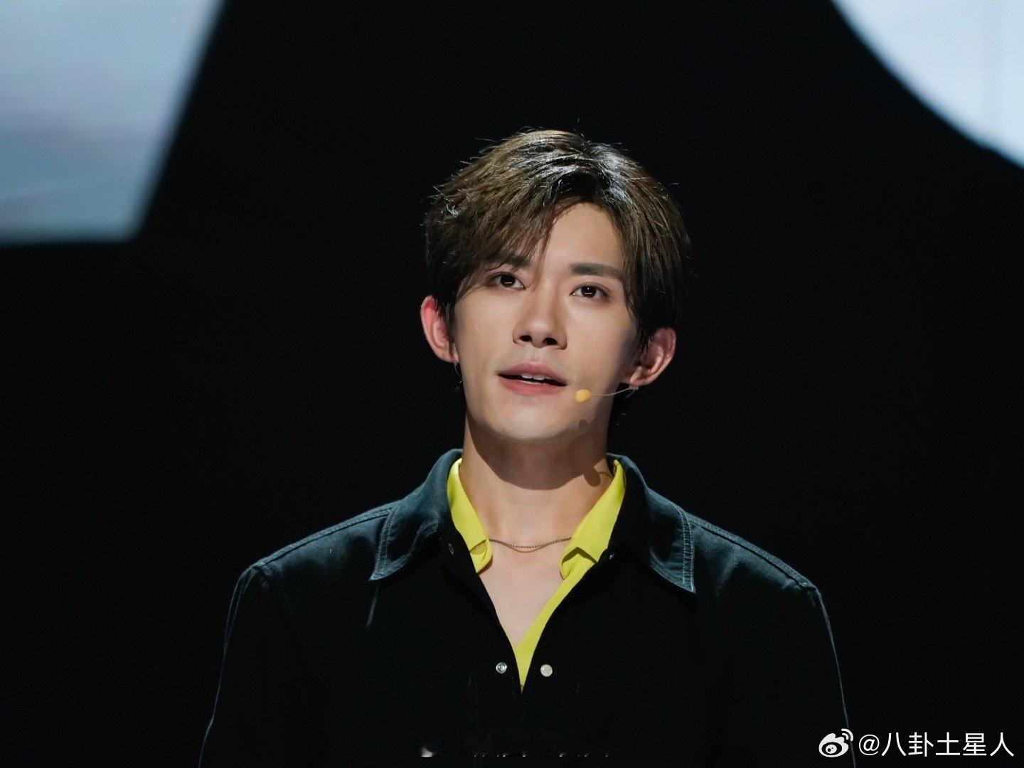 #易烊千玺黄色衬衫内搭# 易烊千玺这组图真的帅到我了！硬控住了家人们[憧憬]！太