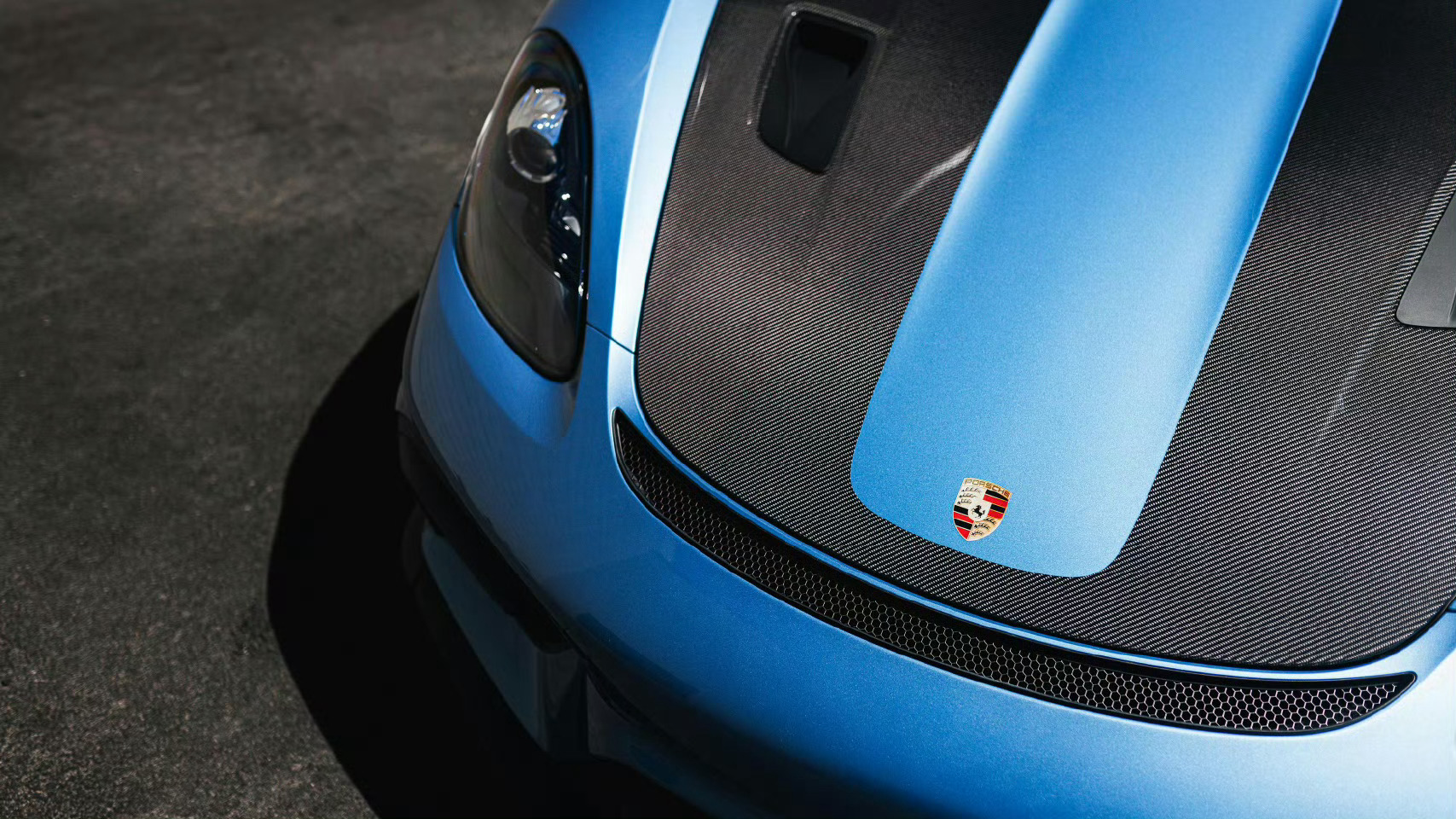 保时捷一台双子星蓝金属漆 718 Cayman GT4 RS ​​​