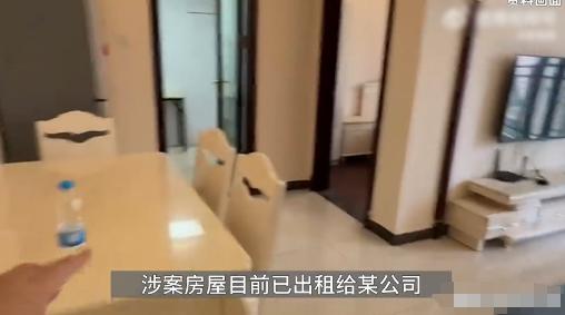 重庆，一男子花48万买了一套法拍房，办完房产证后满心欢喜去收房，却发现里面早已有