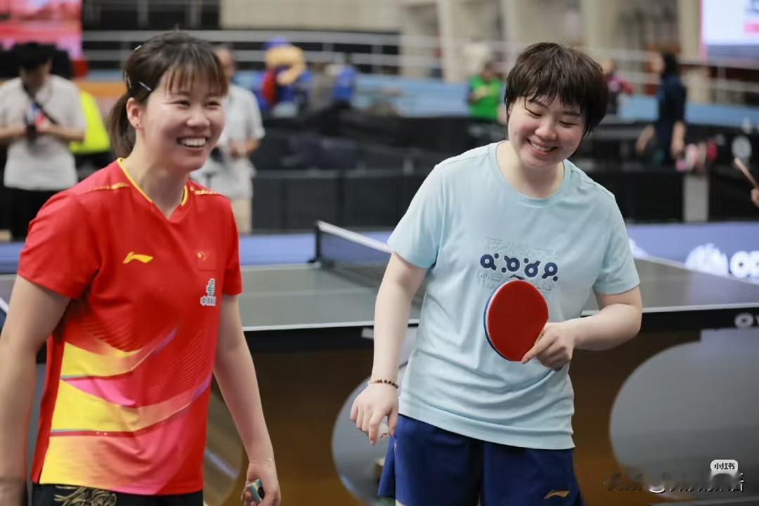 国乒女队的氛围也越来越好了。
今年的亚锦赛只有团体赛，看到国乒女队在一起训练的氛