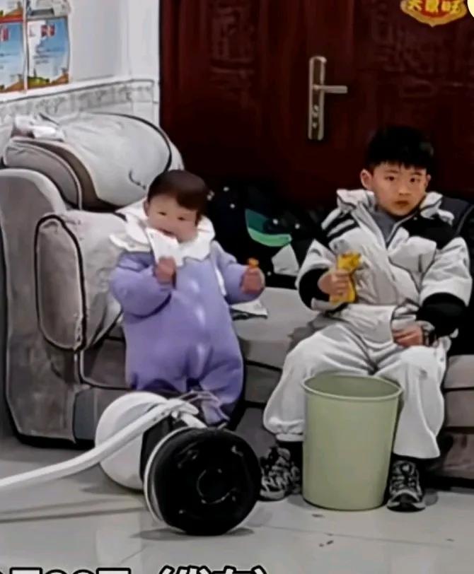 妹妹把摔炮当零食，一口咬下去，摔炮响了，
不慎把妹妹的嘴巴炸到了，
哥哥看到后赶