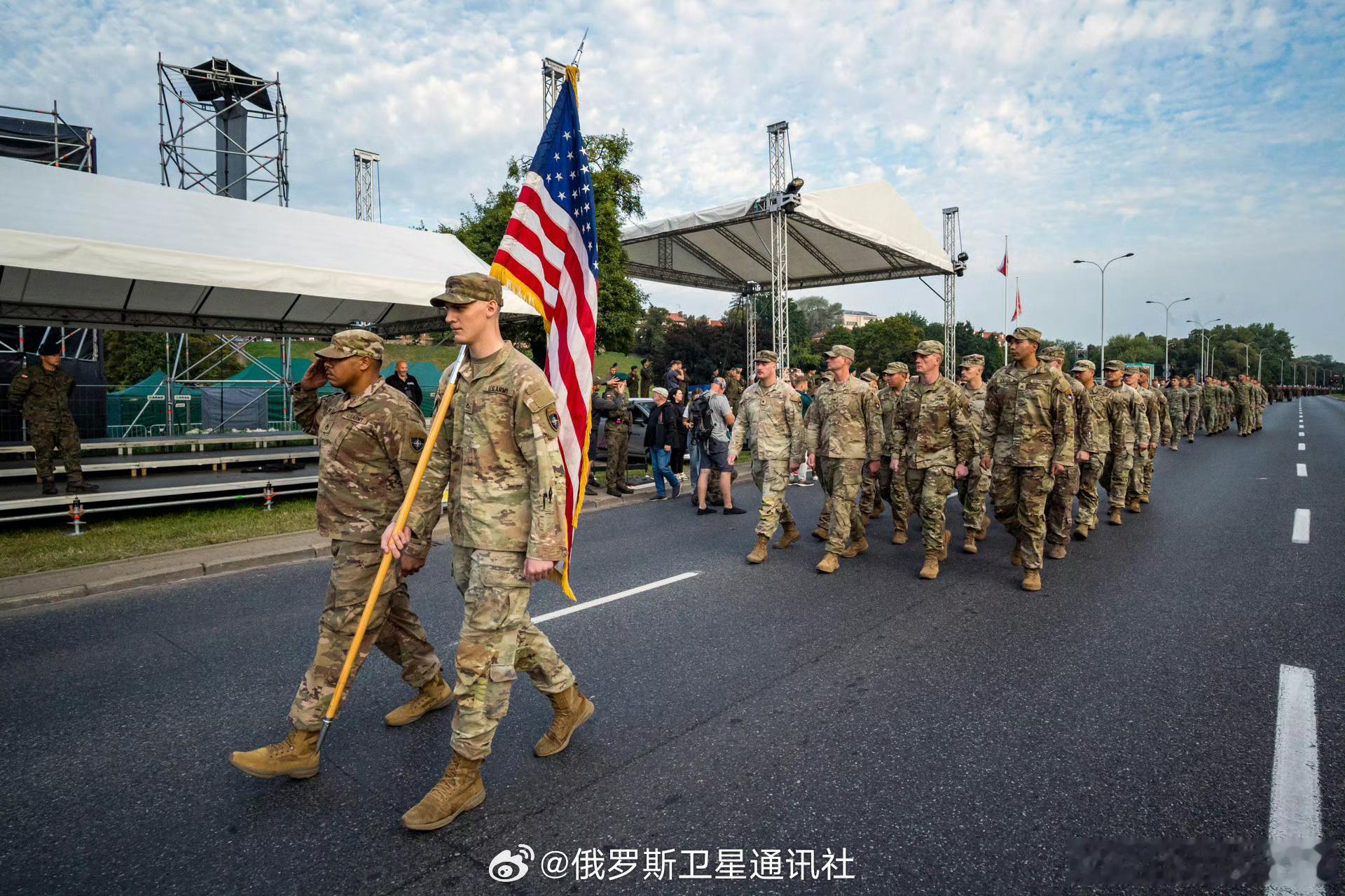 【波兰防长：超1万名美国士兵将于最近数周在波兰部署】 不久前，驻波兰的美军数量为