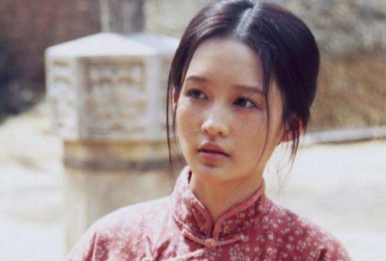 2015年，在拍摄《白鹿原》时，31岁的李沁与53岁的何冰躺在床上，抱了很久。事