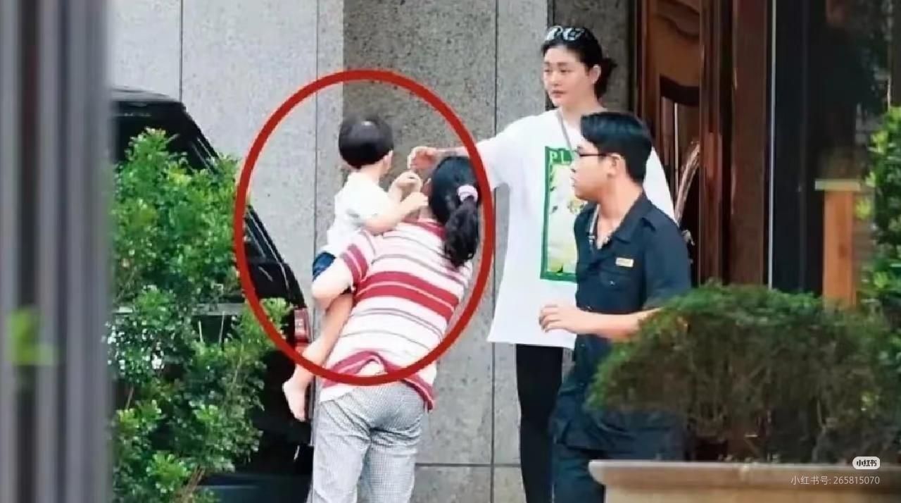 女方娘家宁愿被骂被我们误会，都不拿孩子出来！孩子在湾湾，她们太容易摆拍了，比如去