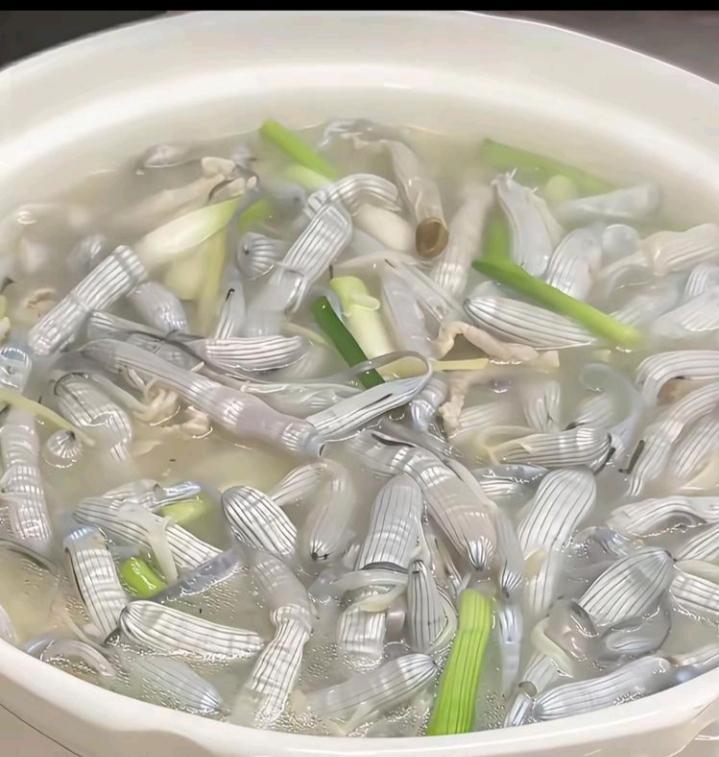 今日早餐，懒得做，出门到小食摊上，点了一碗泥丁粥。
不一会，一碗热气腾腾的泥丁粥