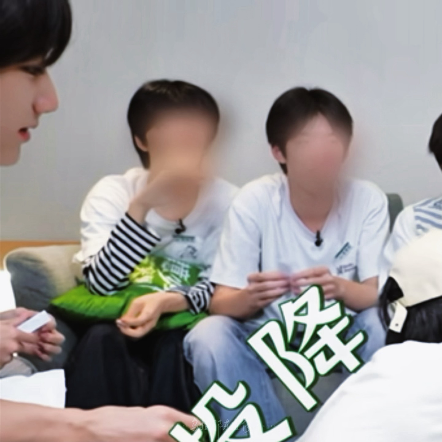 我已经在用显微镜看李煜东了靠！怎么只露小半张脸还这么帅！ 