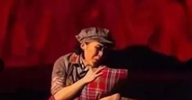 1937年，地主王学文发现一20岁女兵躺在家门口，见四下无人，他一下将女兵扛到了