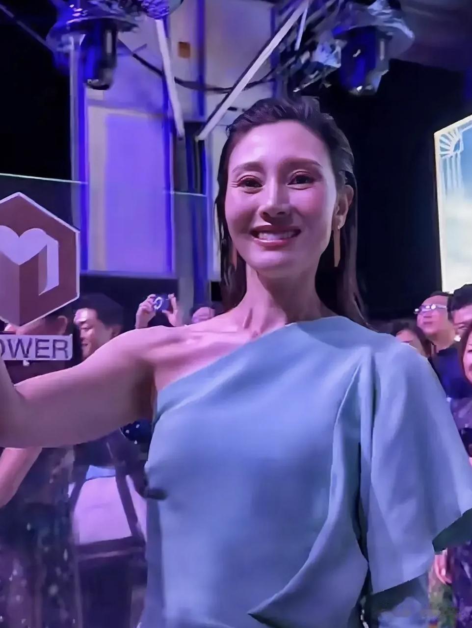 李嘉欣，这位华语影视界的知名女演员，在镜头前展现了无比的魅力和风采。然而，岁月不