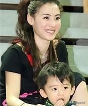 从2018年张柏芝生下小儿子开始，网上各类离谱传言传了整整八年，甚至编造出谢贤、