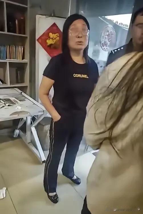苏州女子丢了手机，对方不接电话后关机，定位后带警察找到捡手机的大妈，大妈硬是不给