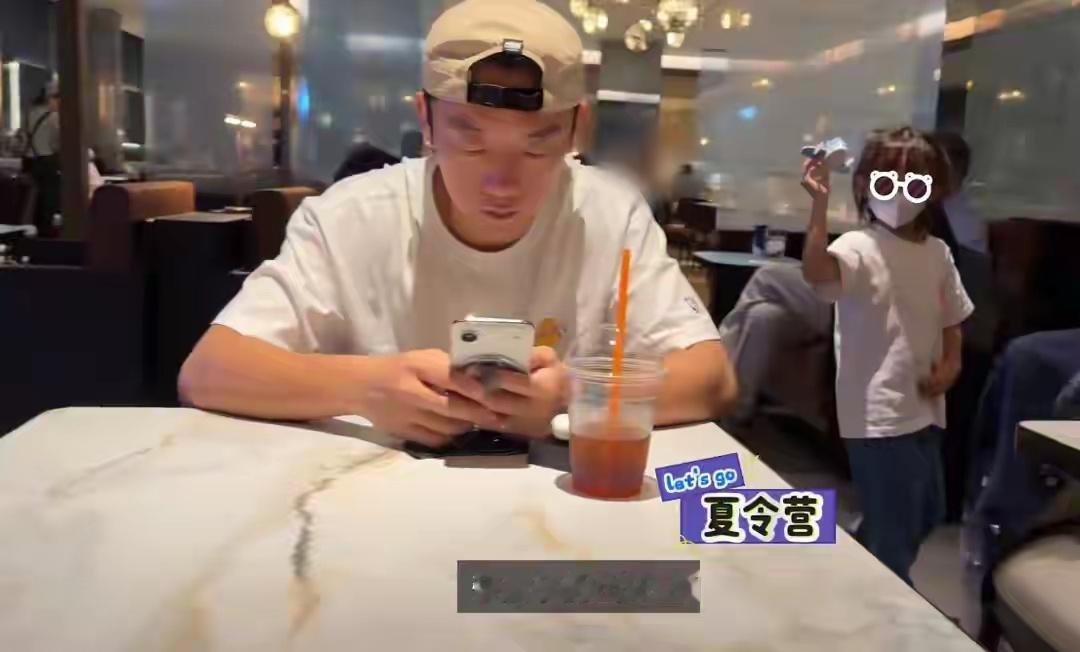 苗苗在个人社交平台分享出假期带娃vlog，在加拿大租房一个月和郑凯带娃 ​​​