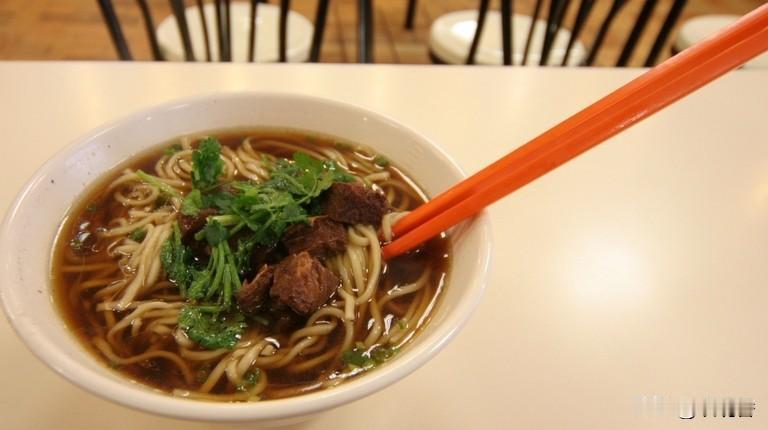 大连今天大风降温，老公给我做碗香喷喷热乎乎的牛肉面，还准备了小菜，吃下去暖暖的，